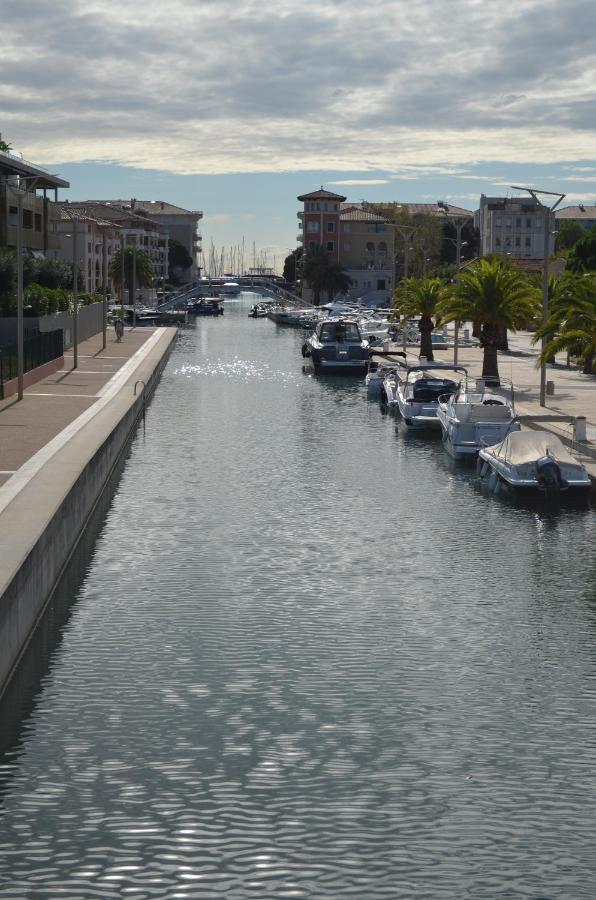 Charmant Appartement A 350M De La Plage Et Du Port Fréjus Kültér fotó