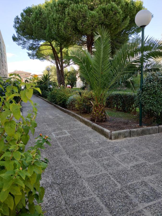 Charmant Appartement A 350M De La Plage Et Du Port Fréjus Kültér fotó