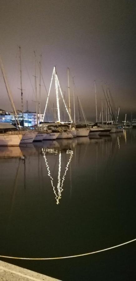 Charmant Appartement A 350M De La Plage Et Du Port Fréjus Kültér fotó